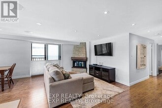 15390 Yonge St in Aurora, ON - Building Photo - Building Photo