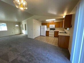 3463 SW Reindeer Ave in Redmond, OR - Building Photo - Building Photo