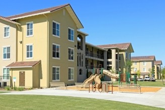 Parc Grove Commons in Fresno, CA - Building Photo - Building Photo