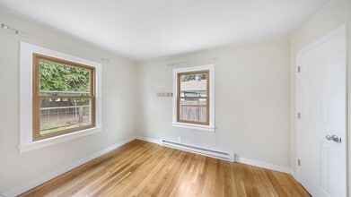 145 SE Glencoe St in Oak Harbor, WA - Building Photo - Building Photo