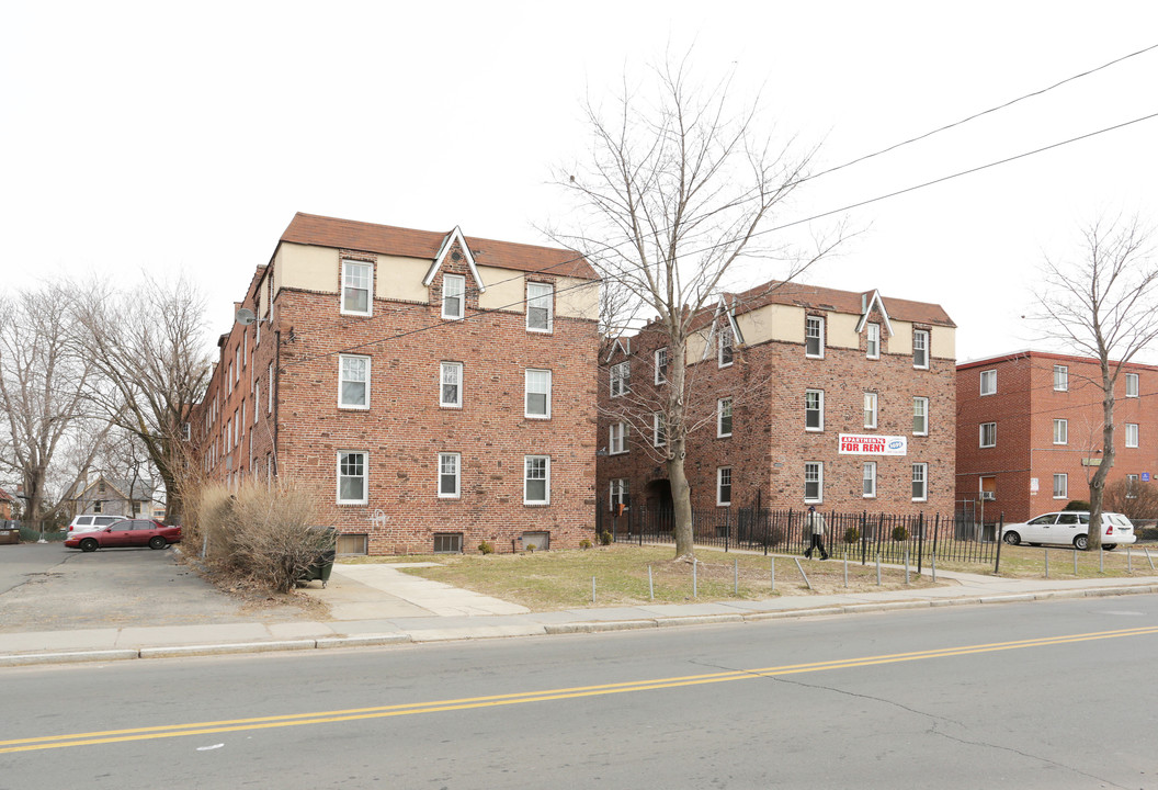 Woodcroft Apartments in Hartford, CT - Building Photo