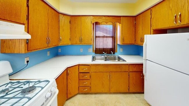 property at 1313 E Rosser Ave