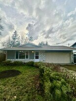 15641 SE Hugh Ave in Milwaukie, OR - Building Photo