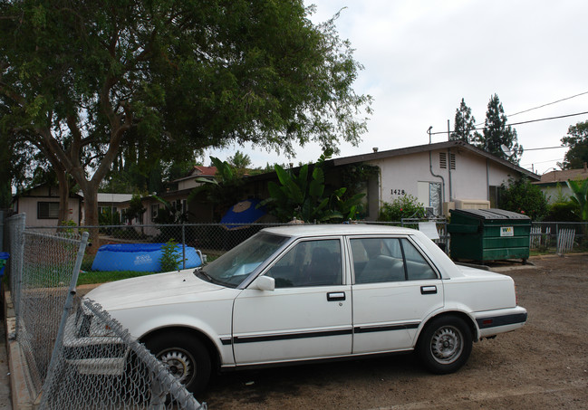 1428 Peach Ave in El Cajon, CA - Foto de edificio - Building Photo