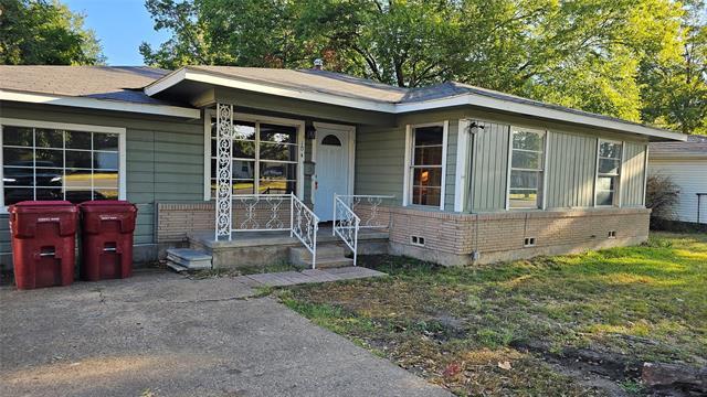 104 W Russell Ave in Bonham, TX - Building Photo