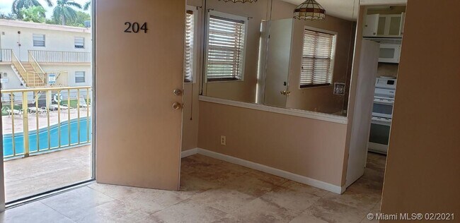 2525 Hollywood Blvd-Unit -204 in Hollywood, FL - Building Photo - Building Photo