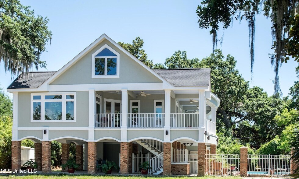 1085 Bayview Ave in Biloxi, MS - Building Photo