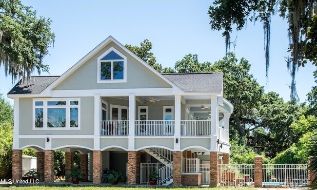 property at 1085 Bayview Ave