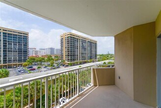 1985 S Ocean Dr in Hallandale Beach, FL - Building Photo - Building Photo