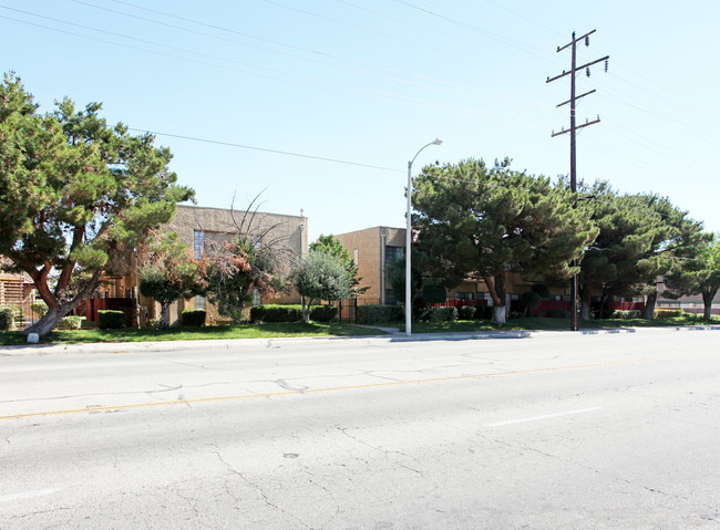 Lancaster Gardens in Lancaster, CA - Building Photo - Building Photo