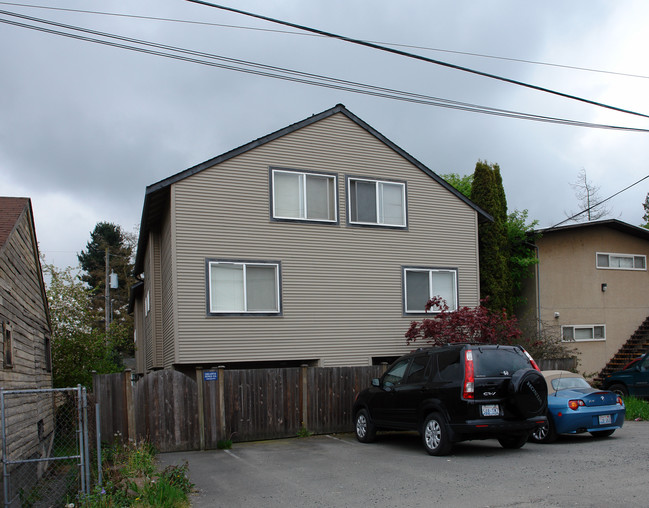10319 Midvale Ave in Seattle, WA - Foto de edificio - Building Photo