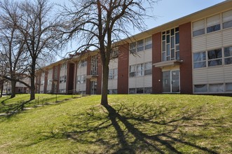 Bowling Green Apartments in Omaha, NE - Foto de edificio - Building Photo