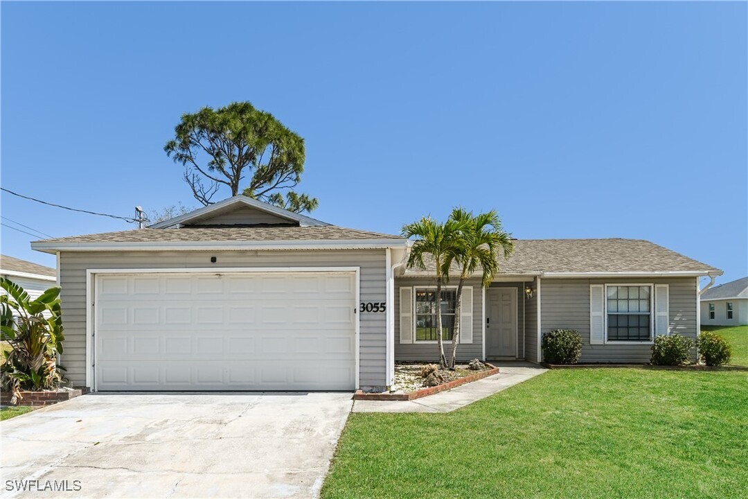 3055 NW 3rd Pl in Cape Coral, FL - Foto de edificio