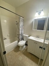 910 W Cameron St in Hanford, CA - Building Photo - Building Photo