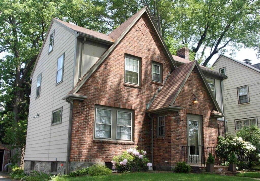 381 VFW Parkway in Brookline, MA - Building Photo