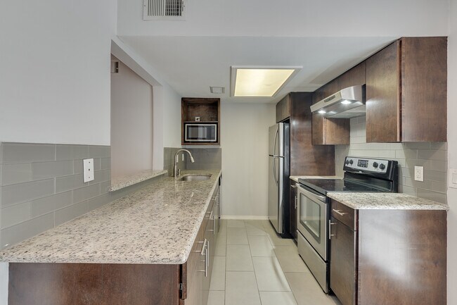 4525 Gilbert Ave, Unit 207 in Dallas, TX - Foto de edificio - Building Photo