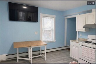 405 Lakeview Ave in Lowell, MA - Building Photo - Building Photo