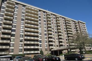 1808 Old Meadow Rd in McLean, VA - Foto de edificio