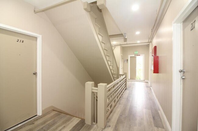 647 W 18th St in Los Angeles, CA - Building Photo - Building Photo