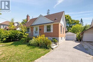 207 Maplehurst Ave in Toronto, ON - Building Photo