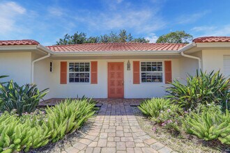 8574 SE Seagrape Way in Hobe Sound, FL - Building Photo - Building Photo