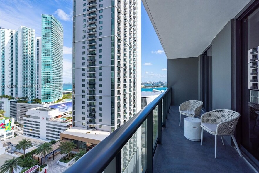 601 NE 1st Ave, Unit 2002 in Miami, FL - Building Photo