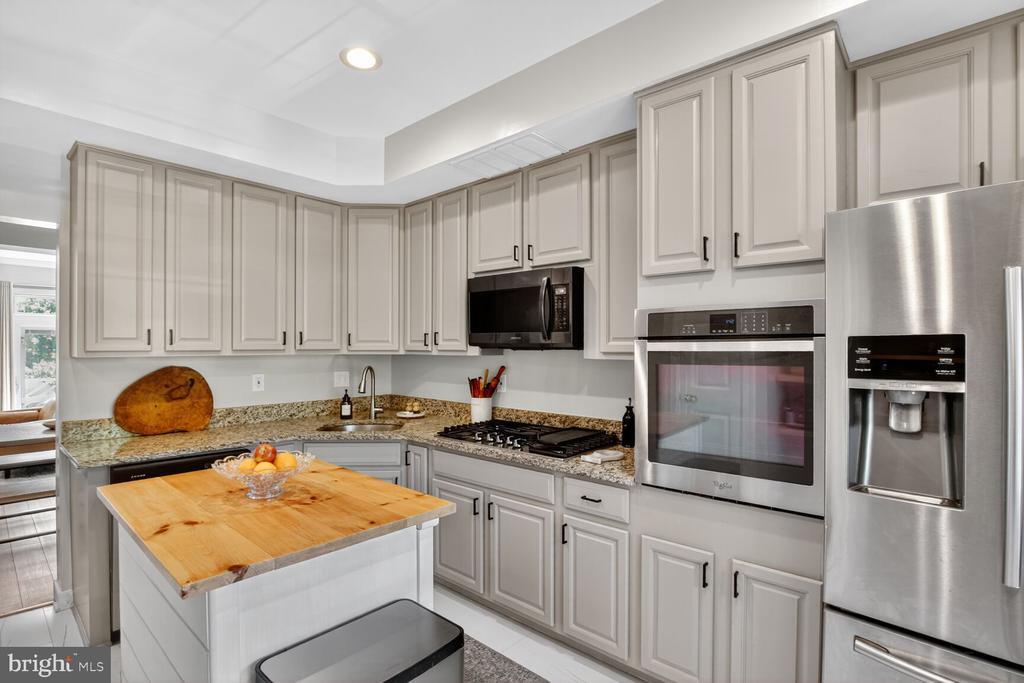 15736 Cherry Blossom Ln in North Potomac, MD - Building Photo