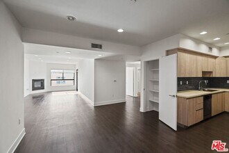 11811 Darlington Ave in Los Angeles, CA - Building Photo - Building Photo