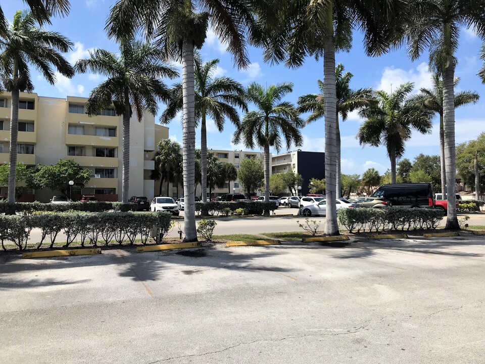 10000 NW 80th Ct, Unit 2543 in Hialeah Gardens, FL - Building Photo