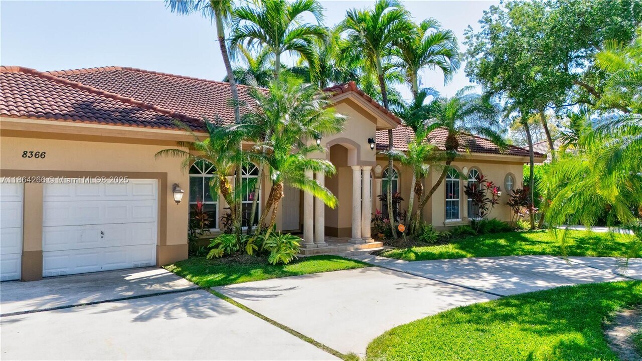 8366 SW 193rd St in Miami, FL - Building Photo