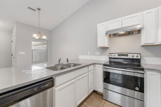 5326 N Hillside St in Wichita, KS - Building Photo - Building Photo