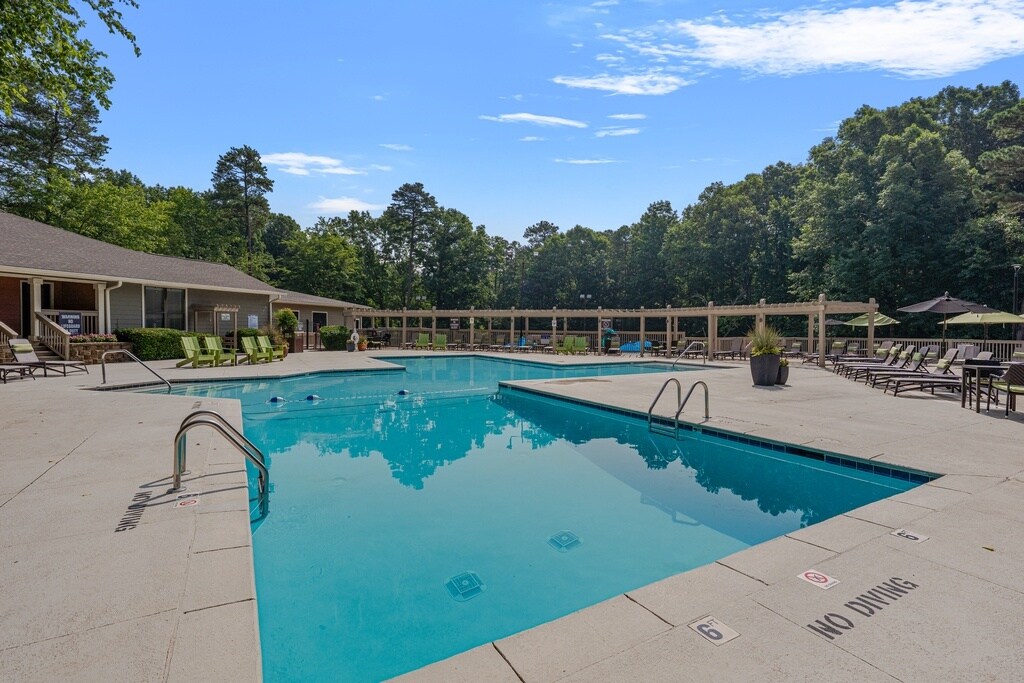 The Retreat at Lake Johnson Apartments in Raleigh, NC - Building Photo