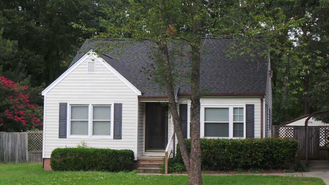 204 Sunset Dr in Elon, NC - Building Photo