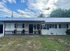1604 SE Apache Ave in Stuart, FL - Building Photo