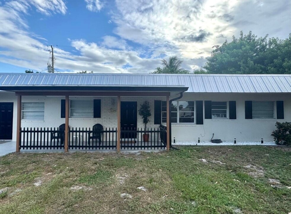 1604 SE Apache Ave in Stuart, FL - Building Photo