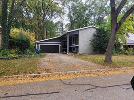 1887 Carriage Hill Rd in Lisle, IL - Building Photo