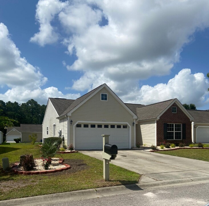 4504 Farm Lake Dr in Myrtle Beach, SC - Foto de edificio