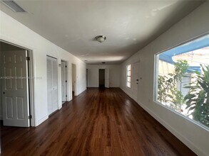 1334 SW 1st St-Unit -B in Miami, FL - Foto de edificio - Building Photo