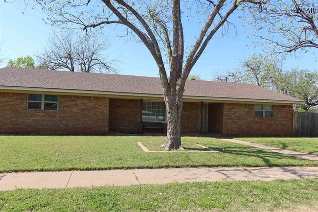 property at 1544 Sweetbriar Dr