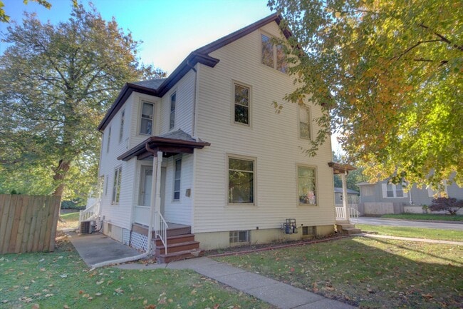 property at 2405 Farnam St