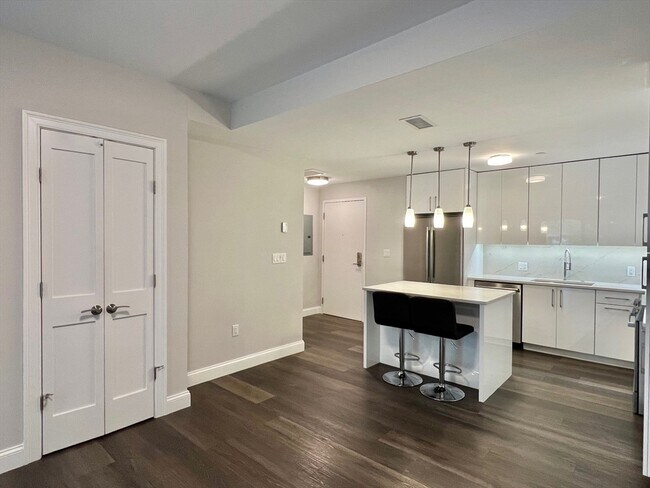 771 Harrison Ave, Unit 401 in Boston, MA - Building Photo - Building Photo