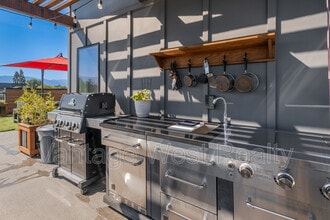 985 Coronation Ave in Kelowna, BC - Building Photo - Building Photo