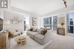 327 King St W in Toronto, ON - Building Photo