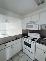 8031 NW 8th St in Miami, FL - Building Photo