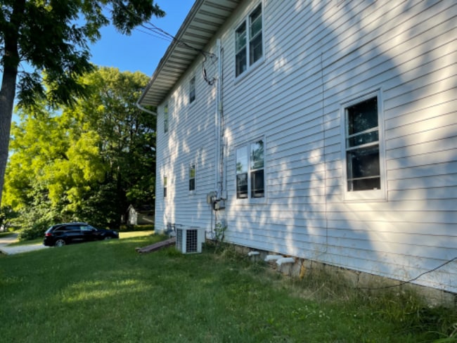 350 W Adams St in Platteville, WI - Foto de edificio - Building Photo