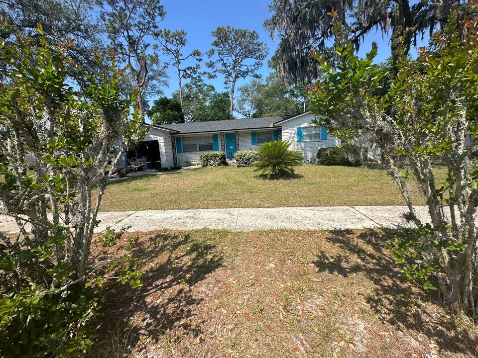 423 Saturn Ln W in Orange Park, FL - Building Photo