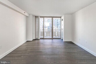 4801 Fairmont Ave in Bethesda, MD - Building Photo - Building Photo