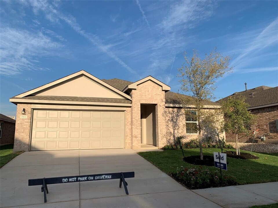 1913 Marlin Spike Dr in Leander, TX - Building Photo