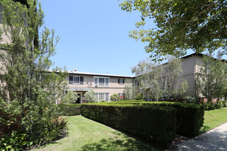 404 Shirley Pl in Beverly Hills, CA - Building Photo - Building Photo