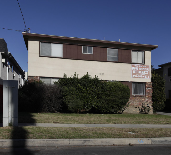 13951 Bessemer St in Van Nuys, CA - Building Photo - Building Photo